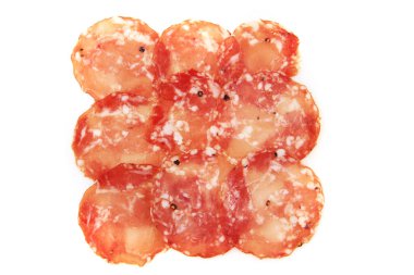 Beyaz arka planda izole edilmiş kurutulmuş İtalyan salamı.