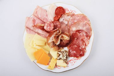 Salam ve peynir lezzetli mezeler güzel bir arka plan.