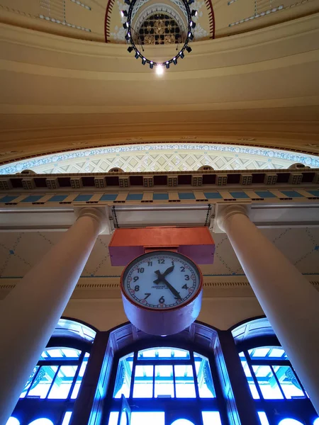 Interieur Des Alten Prager Bahnhofs Mit Uhr — Stockfoto