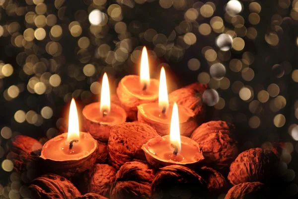 圣诞蜡烛照亮了黑暗的夜晚 — 图库照片
