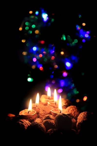 Kerst kaarsen in de donkere nacht — Stockfoto