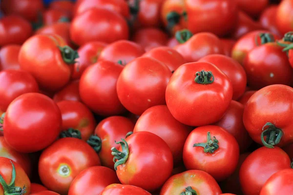 Röda färska tomater bakgrund — Stockfoto