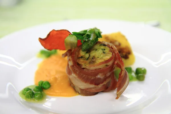 Rouleau de bacon avec légumes de printemps — Photo
