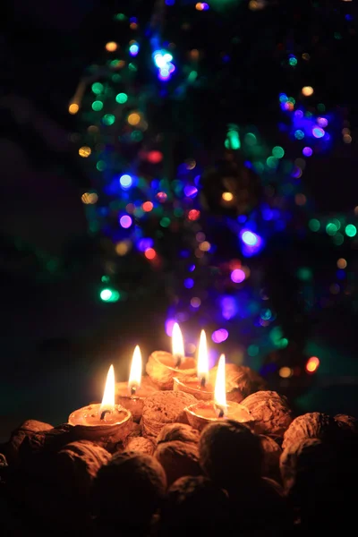 Свеча из скорлупы грецкого ореха - рождественская традиция — стоковое фото