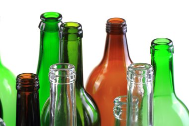 izole boş cam şişeler 