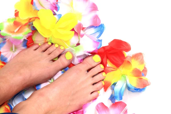 Mujeres pies (pedicura) con flores — Foto de Stock