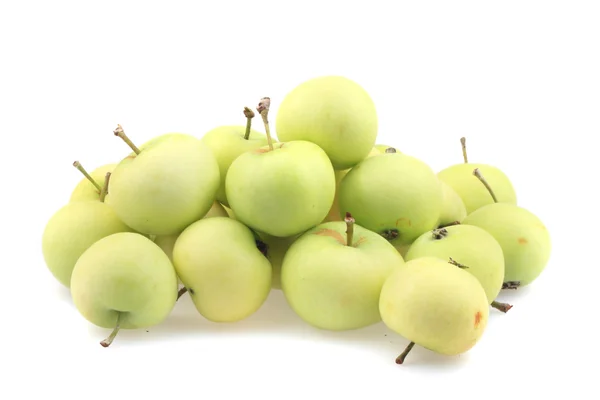 Tidiga sumer gröna äpplen — Stockfoto