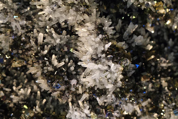 Белый кристалл в свинце — стоковое фото