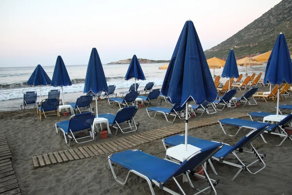 Kreikan ranta sateenvarjo — kuvapankkivalokuva
