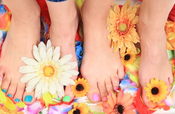 Unhas de pedicure, pés e flores — Fotografia de Stock