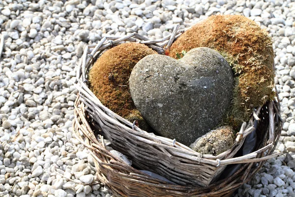 Каменные сердца с мхом — стоковое фото