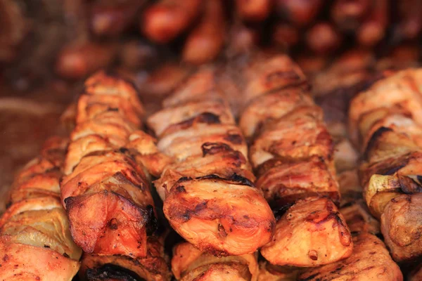 Carne a la parrilla con cebolla —  Fotos de Stock