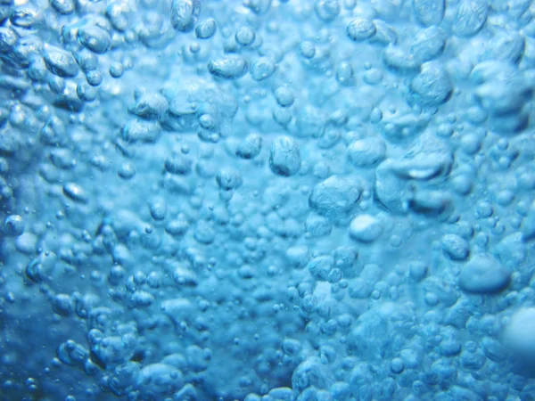 Água azul com textura de bolhas de oxigênio — Fotografia de Stock