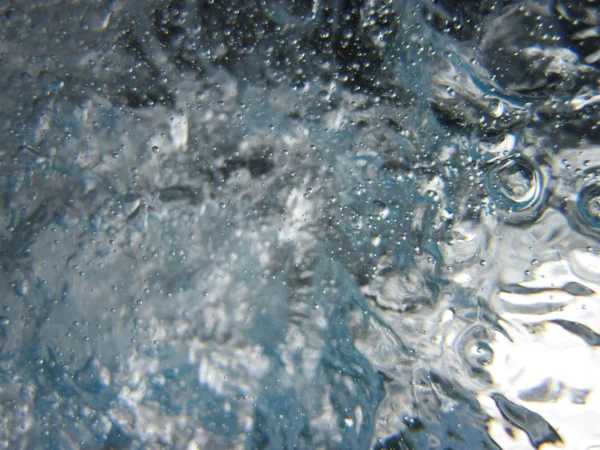 Água azul com textura de bolhas de oxigênio — Fotografia de Stock