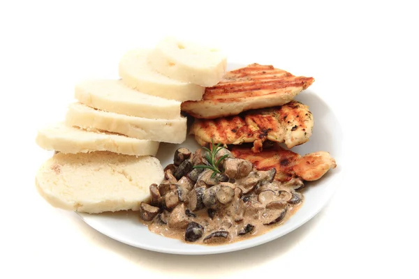 Carne de frango com cogumelos e bolinhos — Fotografia de Stock