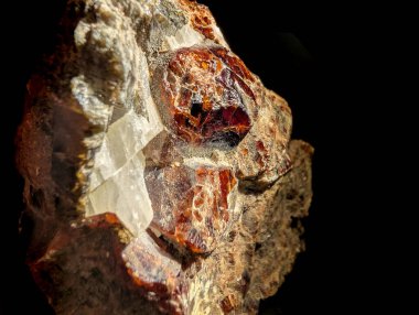 Hefonit - siyah arkaplanda izole edilmiş kırmızı armut minerali