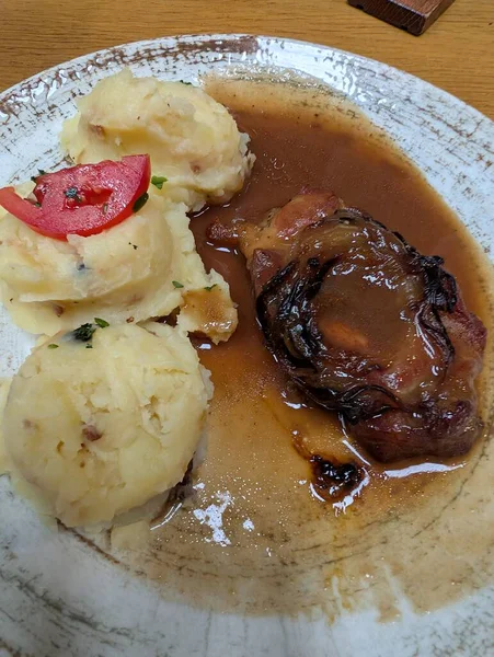 Domuz eti ve patates harika bir Çek yemeği gibi.