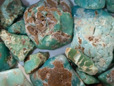 Doğal arkaplan olarak krisopraz mineral koleksiyonu