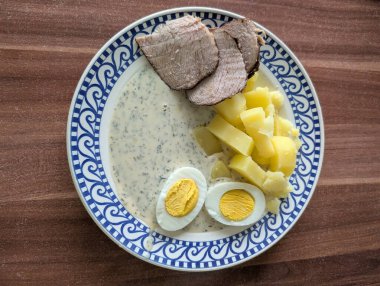 Yumurtalı ve etli dereotu sosu çok güzel bir yemek arka planıdır.