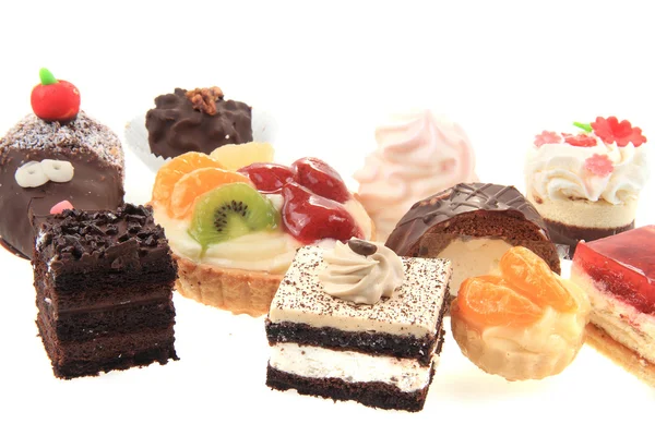 Słodkie desery na białym tle — Zdjęcie stockowe