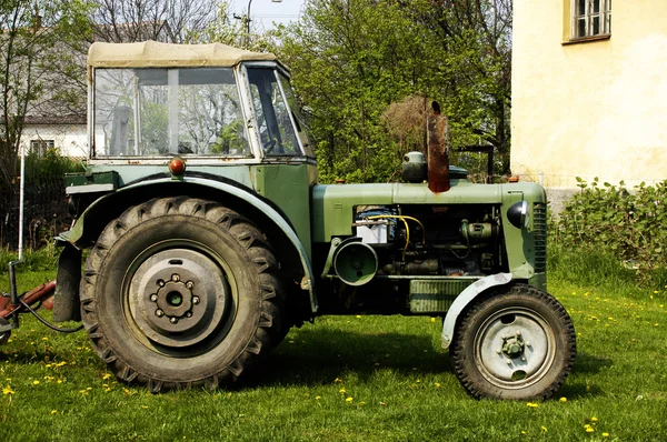 Viejo tractor verde — Foto de Stock