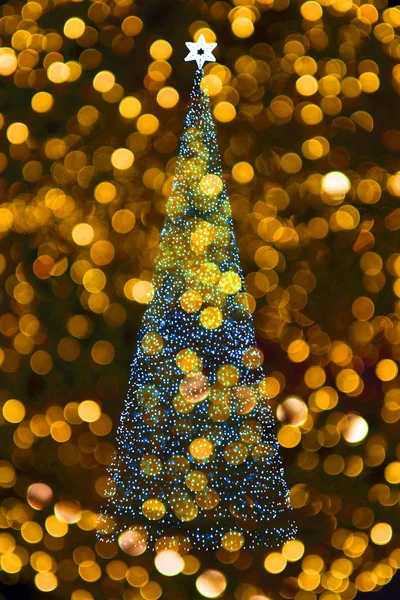 Árbol de Navidad con fondo azul —  Fotos de Stock