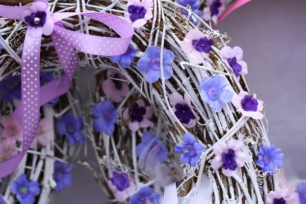 Jaro fialové plastové květiny dekorace — Stock fotografie