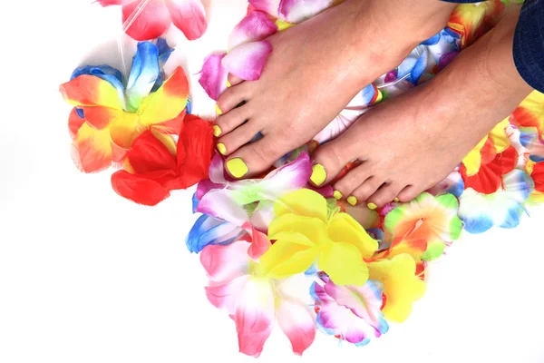 Women feets and flowers (pedicure tbackground) — Stock Photo, Image