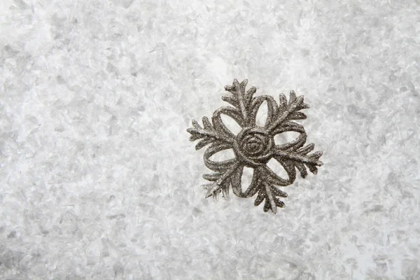 Świąteczne dekoracje w śniegu — Zdjęcie stockowe