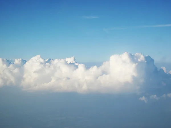 Blå himmel och moln från plan — Stockfoto