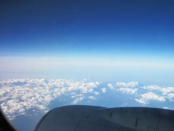 Голубое небо и облака с самолета — стоковое фото