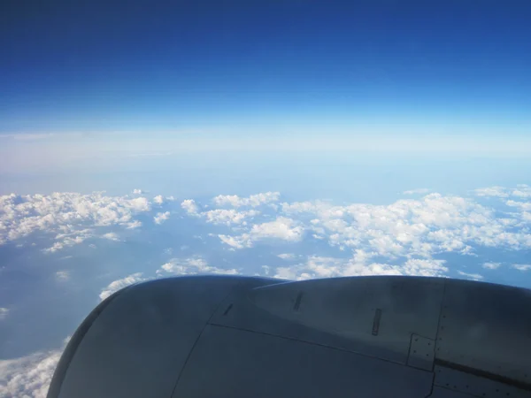 Céu azul e nuvens de avião — Fotografia de Stock