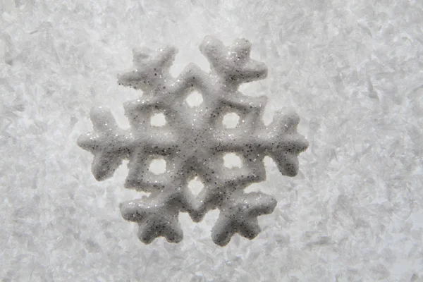 Weihnachtsdekoration im Schnee — Stockfoto