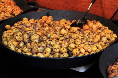 büyük tavada kızarmış patates