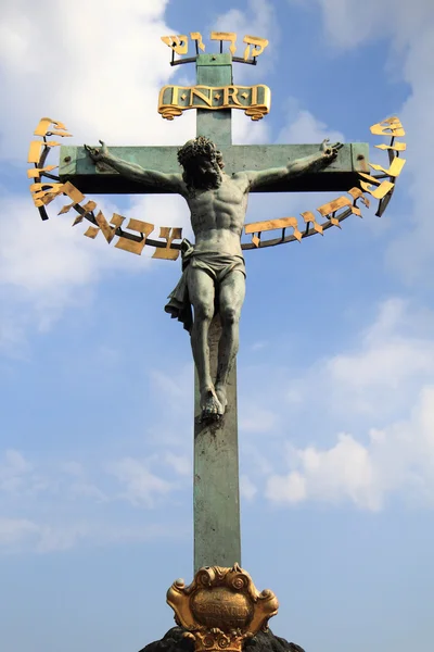 Crucifixo e céu azul — Fotografia de Stock