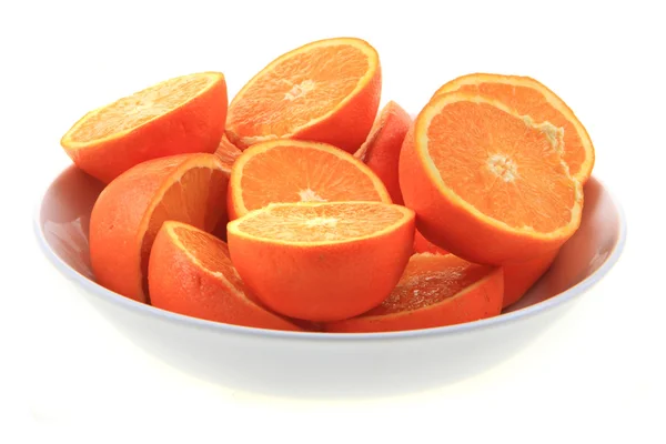 Frische Orangen isoliert — Stockfoto