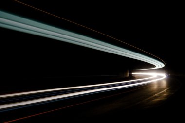 Soyut mavi, sarı ve beyaz ışık ışınları