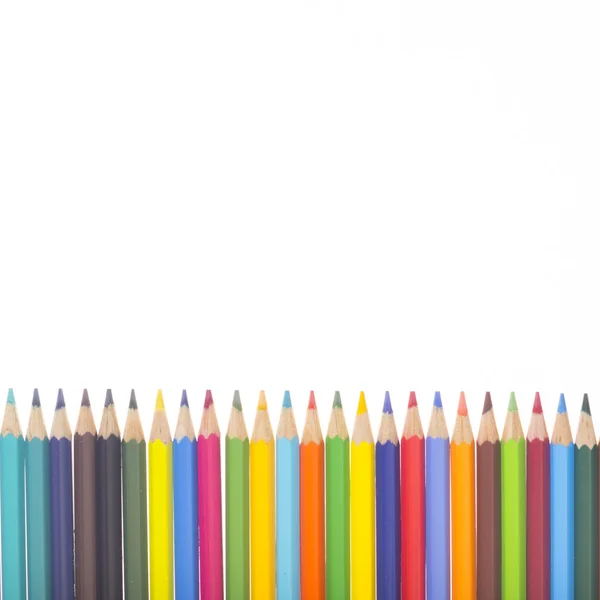 Vele kleurrijke potloden in een rij — Stockfoto