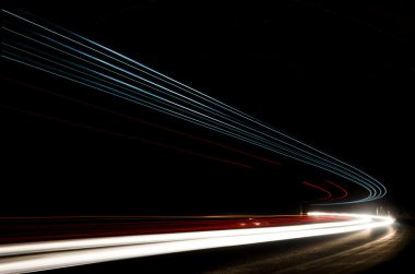 Soyut Mavi, sarı, kırmızı ve beyaz ışık ışınları