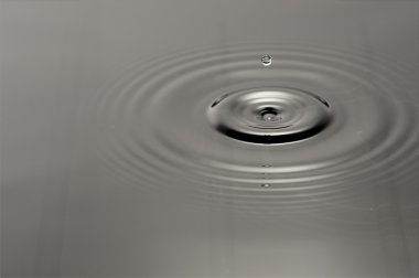 Düşen su damlası soyut renkli