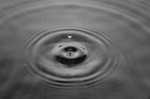 Caduta goccia d'acqua in colore astratto — Foto Stock