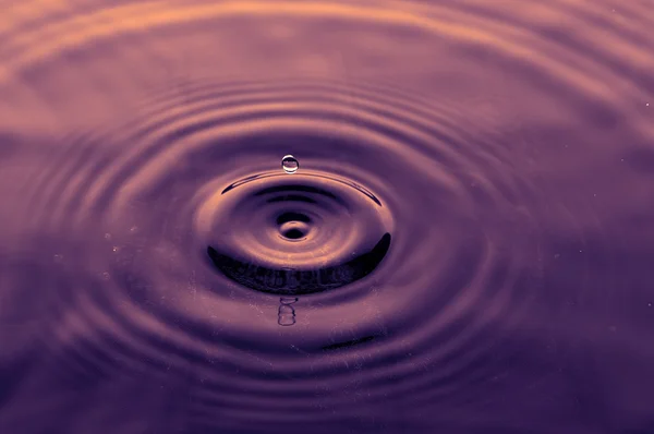 Caduta goccia d'acqua in colore astratto — Foto Stock
