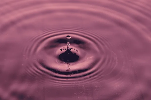 Caduta goccia d'acqua in colore astratto — Foto Stock