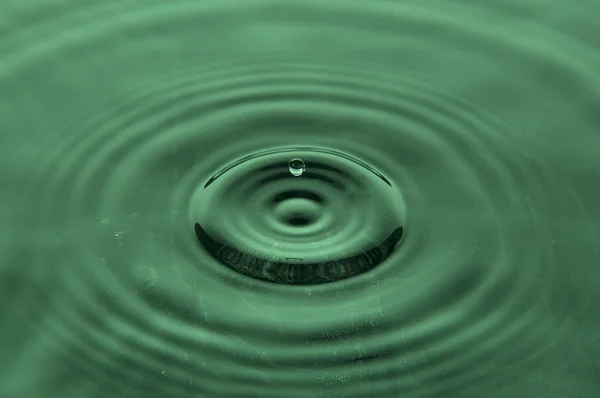 Caduta goccia d'acqua in colore astratto — Foto Stock