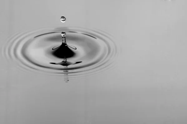 Caduta goccia d'acqua in colore astratto — Foto Stock