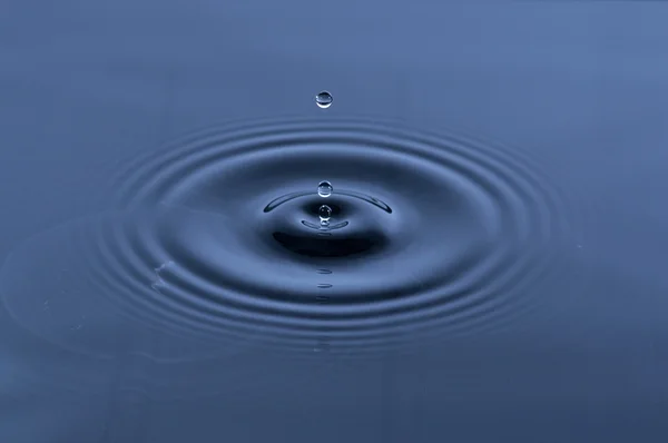 Caduta goccia d'acqua in colore astratto — Foto Stock