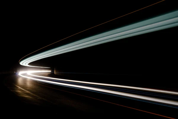 Rayons de lumière bleus, jaunes et blancs abstraits dans un tunnel de voiture — Photo