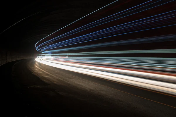 Rayos de luz azul, amarillo y blanco abstractos en un túnel de automóvil — Foto de Stock
