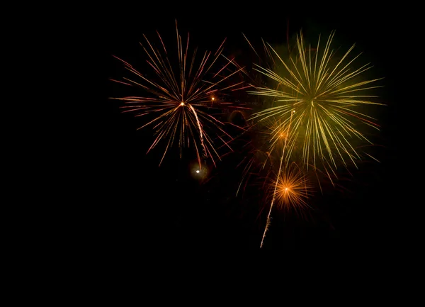 Hermosos y coloridos fuegos artificiales y destellos para celebrar el año nuevo u otro evento Imágenes de stock libres de derechos