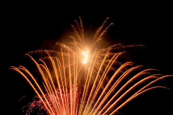 Hermosos y coloridos fuegos artificiales y destellos para celebrar el año nuevo u otro evento Fotos de stock libres de derechos
